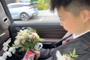 这是真的热爱哈！男子结婚在婚车上拿着手机看火勇季后赛~