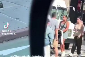 这么快就开启度假模式！字母哥拖家带口出现在纽约街头