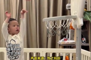 压腕动作真帅！辽宁2岁小孩哥在家练习投篮 动作标准 一气呵成