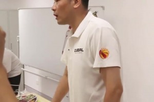 击败清华挺进决赛后，周鲁男在更衣室“训”队员：你们打的什么啊😂