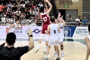 14岁214cm、中国小将赵博新！年轻就是好啊，上去就要隔扣！
